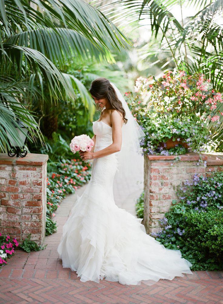 A Beautiful Mermaid-Line Wedding Dress with an Ever-Expanding Train ♡にて紹介している画像