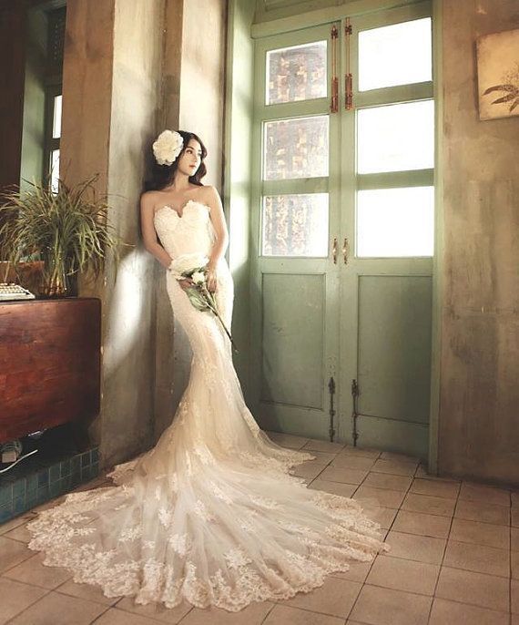 A Beautiful Mermaid-Line Wedding Dress with an Ever-Expanding Train ♡にて紹介している画像