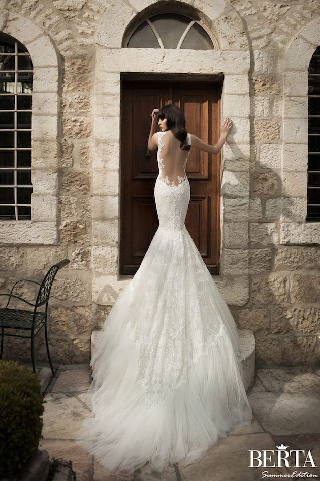 A Beautiful Mermaid-Line Wedding Dress with an Ever-Expanding Train ♡にて紹介している画像