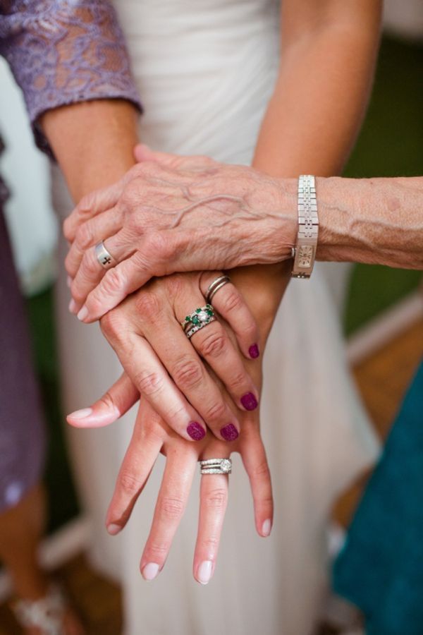Curious About It♡ What Were Wedding Dresses Like for Moms and Grandmas?にて紹介している画像