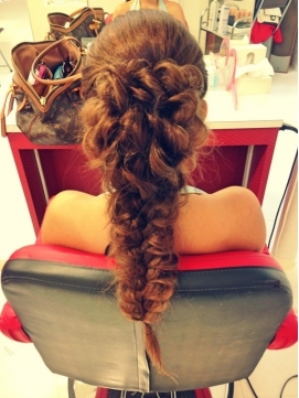 一瞬でかわいくなれる♡お呼ばれヘアにぴったりなポニーテールアレンジ特集♡にて紹介している画像