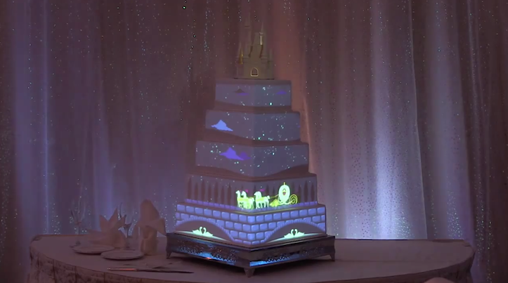 "Like Magic: The Stunning Wedding Cakes Enhanced with Projection Mapping!"にて紹介している画像