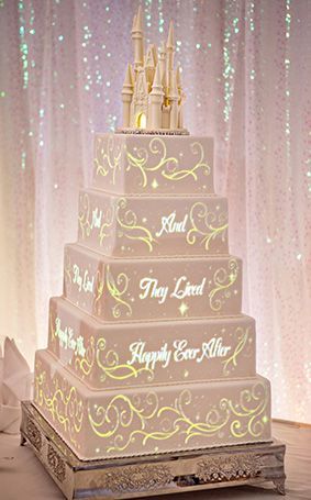 "Like Magic: The Stunning Wedding Cakes Enhanced with Projection Mapping!"にて紹介している画像