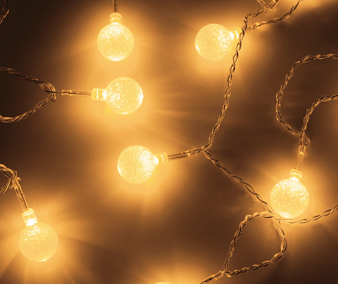 "Fairy Lights: Perfect Ways to Create a Rapunzel-Inspired Summer Wedding"にて紹介している画像