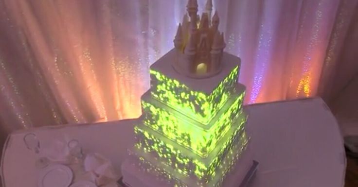 "Like Magic: The Stunning Wedding Cakes Enhanced with Projection Mapping!"にて紹介している画像
