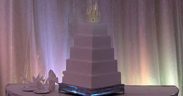 "Like Magic: The Stunning Wedding Cakes Enhanced with Projection Mapping!"にて紹介している画像