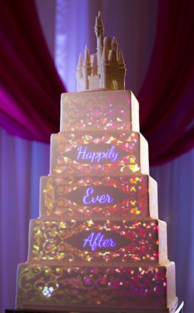 "Like Magic: The Stunning Wedding Cakes Enhanced with Projection Mapping!"にて紹介している画像