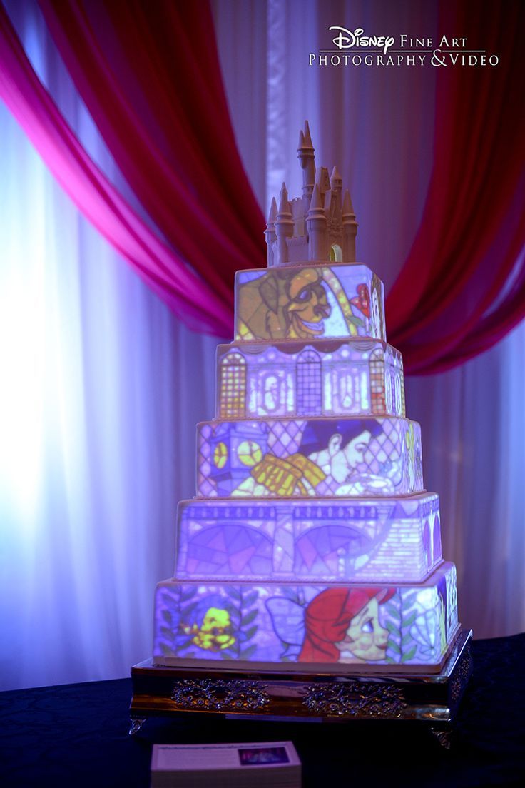 "Like Magic: The Stunning Wedding Cakes Enhanced with Projection Mapping!"にて紹介している画像
