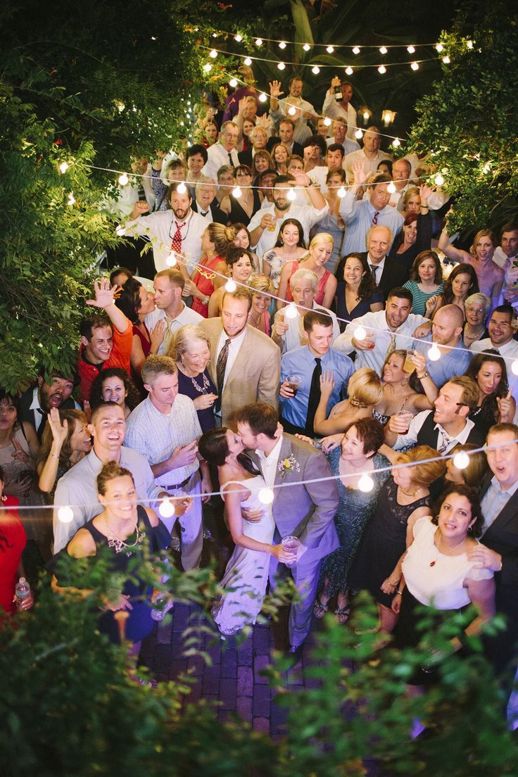 Capture Cherished Moments with Family and Guests: A Pose Catalog for Stunning Wedding Photosにて紹介している画像