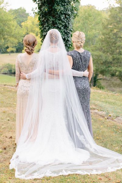 Capture Cherished Moments with Family and Guests: A Pose Catalog for Stunning Wedding Photosにて紹介している画像