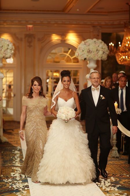 Capture Cherished Moments with Family and Guests: A Pose Catalog for Stunning Wedding Photosにて紹介している画像