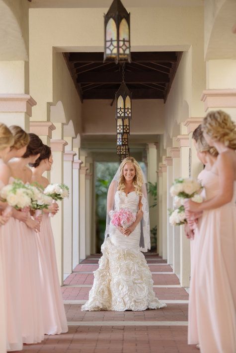 Capture Cherished Moments with Family and Guests: A Pose Catalog for Stunning Wedding Photosにて紹介している画像