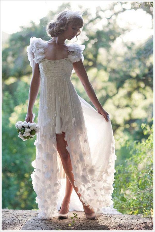 Catherine Princess of Wales' Favorite: The Stunning Wedding Dress by Temperley Londonにて紹介している画像