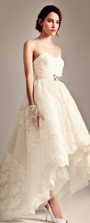 Catherine Princess of Wales' Favorite: The Stunning Wedding Dress by Temperley Londonにて紹介している画像