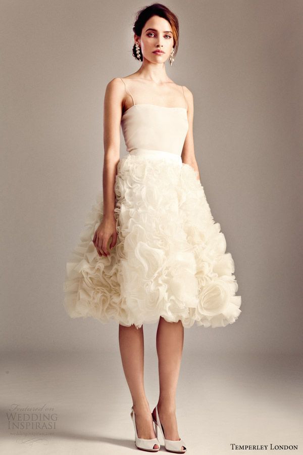 Catherine Princess of Wales' Favorite: The Stunning Wedding Dress by Temperley Londonにて紹介している画像
