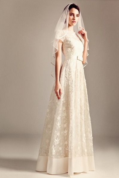 Catherine Princess of Wales' Favorite: The Stunning Wedding Dress by Temperley Londonにて紹介している画像