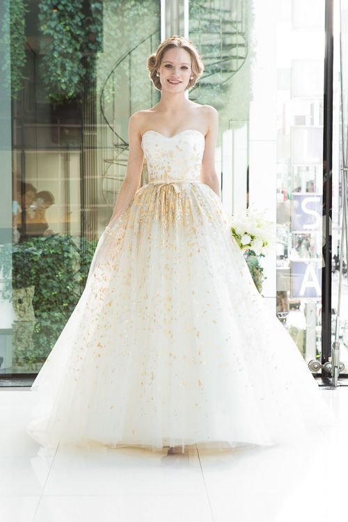 Catherine Princess of Wales' Favorite: The Stunning Wedding Dress by Temperley Londonにて紹介している画像