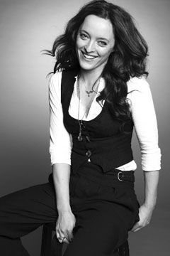 Catherine Princess of Wales' Favorite: The Stunning Wedding Dress by Temperley Londonにて紹介している画像