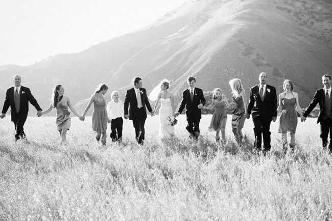 Capture Cherished Moments with Family and Guests: A Pose Catalog for Stunning Wedding Photosにて紹介している画像