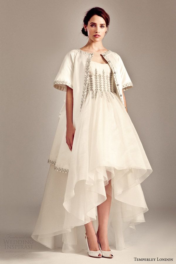 Catherine Princess of Wales' Favorite: The Stunning Wedding Dress by Temperley Londonにて紹介している画像
