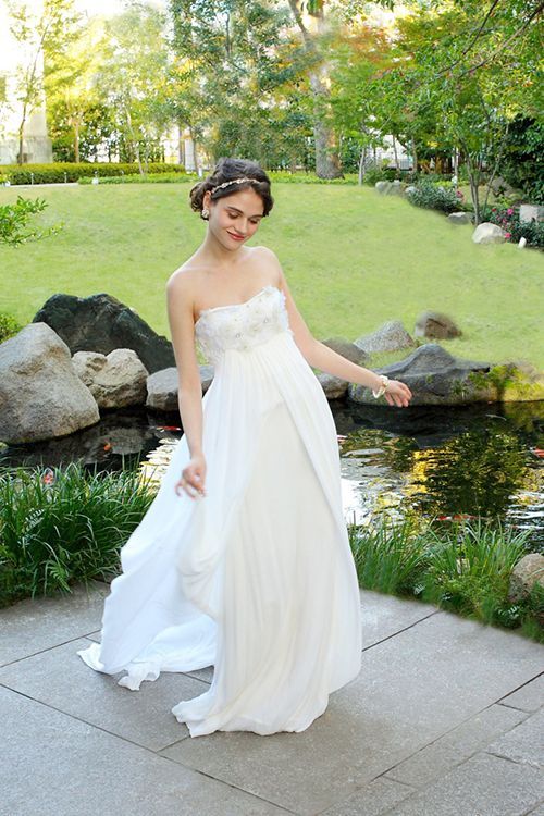 Catherine Princess of Wales' Favorite: The Stunning Wedding Dress by Temperley Londonにて紹介している画像