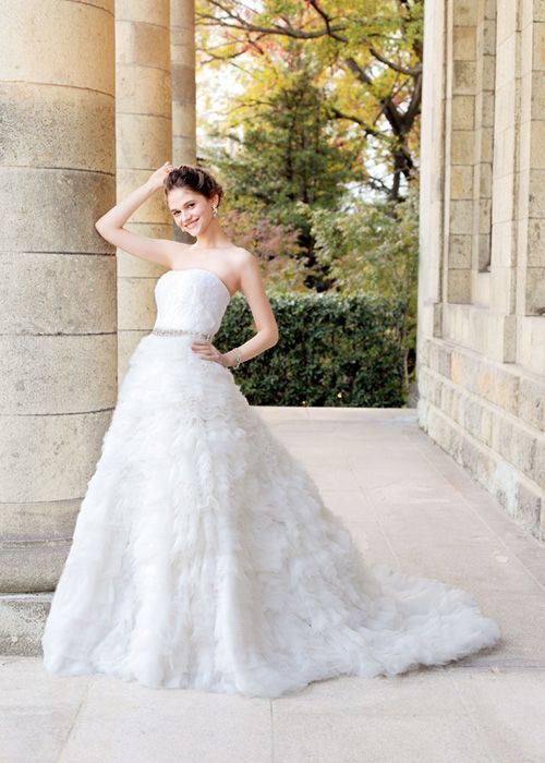 Catherine Princess of Wales' Favorite: The Stunning Wedding Dress by Temperley Londonにて紹介している画像