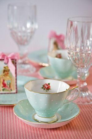 Let's Have a Lovely Tea Party with Adorable Antique-patterned Teacups ♡にて紹介している画像