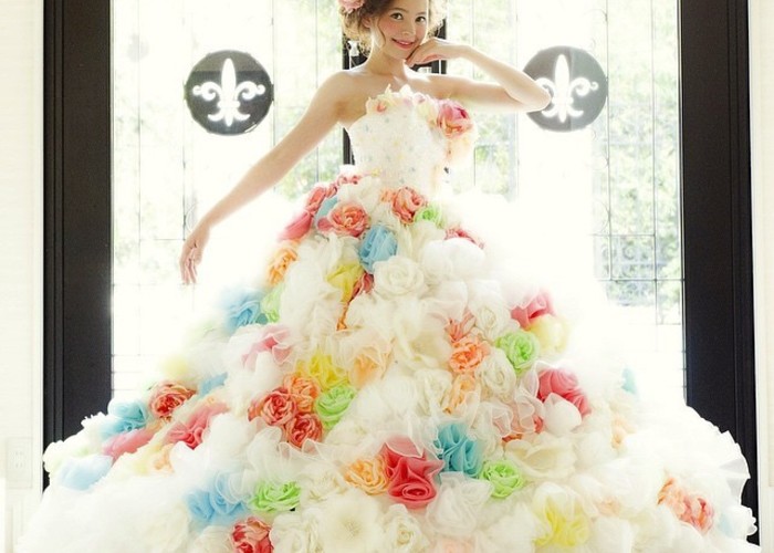 お花畑みたい！たっぷりのお花のカラードレスが可愛い日本のブランド3