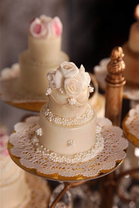 Adorable Mini Wedding Cakes for a Bride's Shower ❤にて紹介している画像