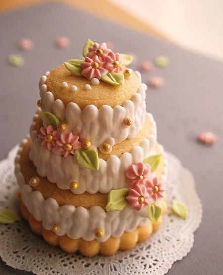 Adorable Mini Wedding Cakes for a Bride's Shower ❤にて紹介している画像