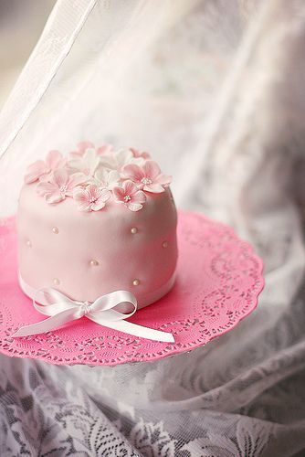 Adorable Mini Wedding Cakes for a Bride's Shower ❤にて紹介している画像