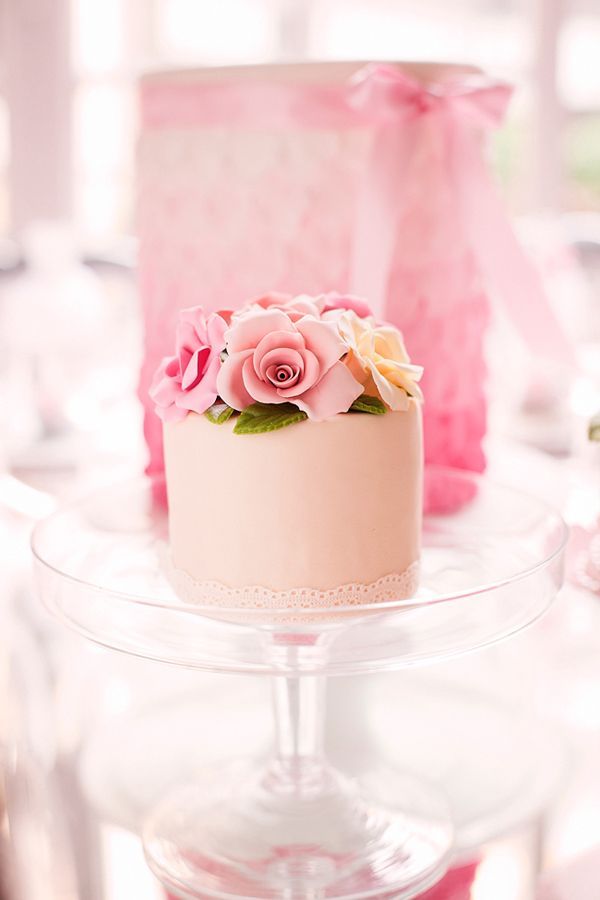 Adorable Mini Wedding Cakes for a Bride's Shower ❤にて紹介している画像