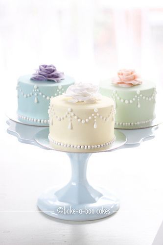 Adorable Mini Wedding Cakes for a Bride's Shower ❤にて紹介している画像