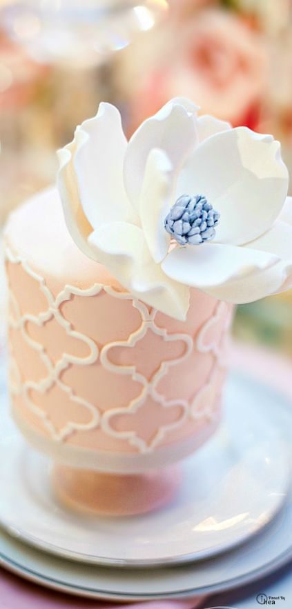 Adorable Mini Wedding Cakes for a Bride's Shower ❤にて紹介している画像