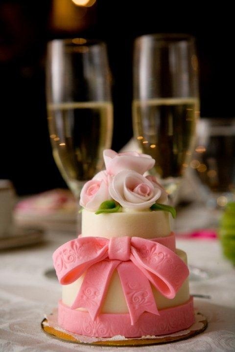 Adorable Mini Wedding Cakes for a Bride's Shower ❤にて紹介している画像