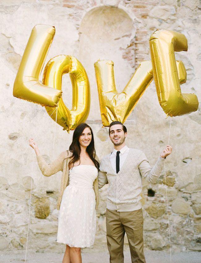 Charming Balloons: A Collection of Wedding Photos that Feel Like Happiness is Reaching the Skyにて紹介している画像