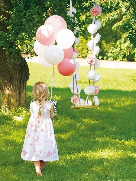 Charming Balloons: A Collection of Wedding Photos that Feel Like Happiness is Reaching the Skyにて紹介している画像