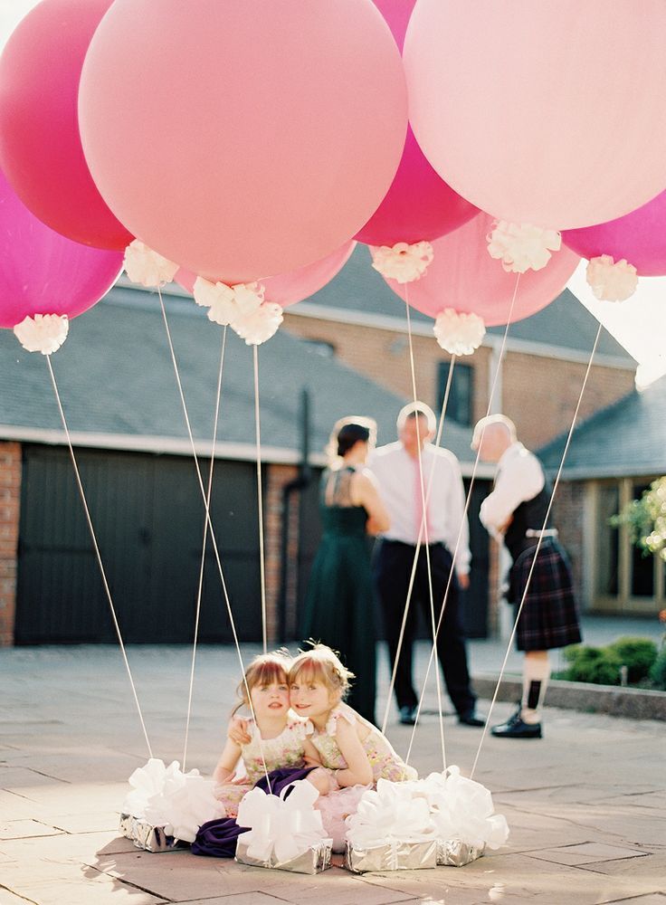 Charming Balloons: A Collection of Wedding Photos that Feel Like Happiness is Reaching the Skyにて紹介している画像