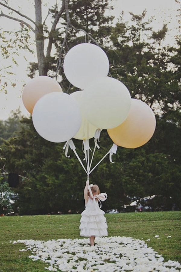 Charming Balloons: A Collection of Wedding Photos that Feel Like Happiness is Reaching the Skyにて紹介している画像