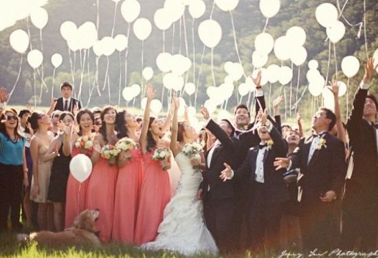 Charming Balloons: A Collection of Wedding Photos that Feel Like Happiness is Reaching the Skyにて紹介している画像