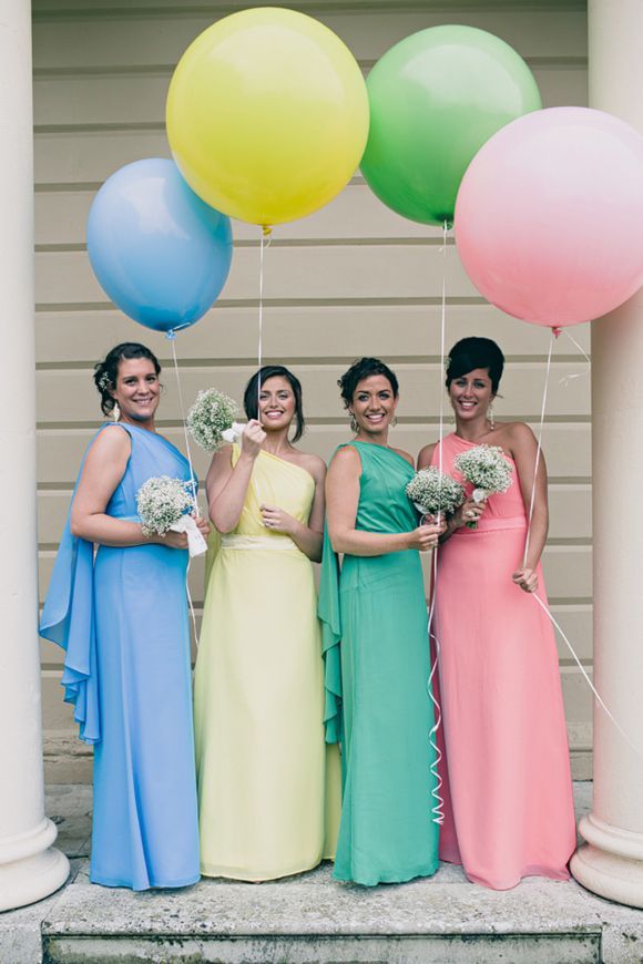 Charming Balloons: A Collection of Wedding Photos that Feel Like Happiness is Reaching the Skyにて紹介している画像