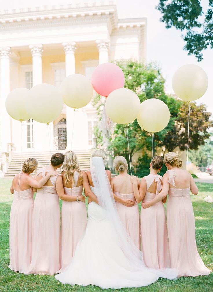 Charming Balloons: A Collection of Wedding Photos that Feel Like Happiness is Reaching the Skyにて紹介している画像