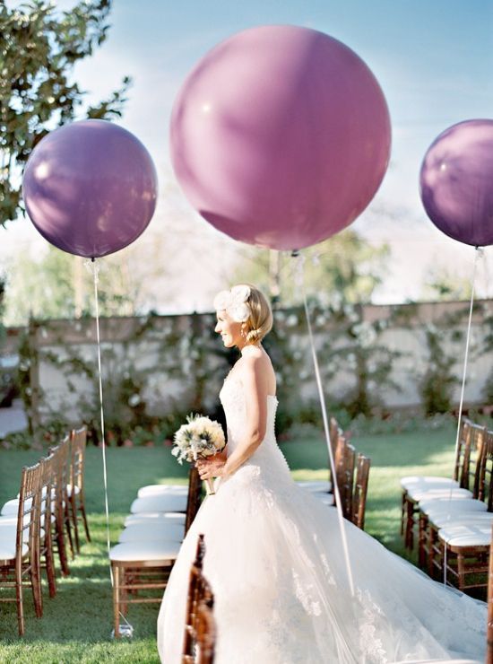 Charming Balloons: A Collection of Wedding Photos that Feel Like Happiness is Reaching the Skyにて紹介している画像