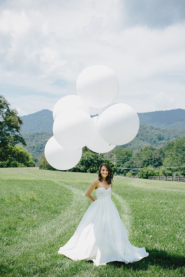 Charming Balloons: A Collection of Wedding Photos that Feel Like Happiness is Reaching the Skyにて紹介している画像