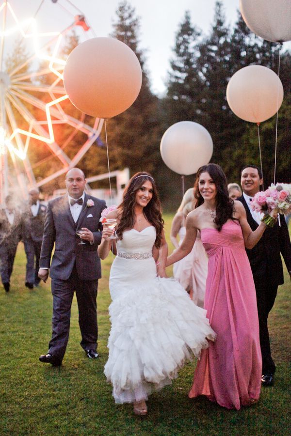 Charming Balloons: A Collection of Wedding Photos that Feel Like Happiness is Reaching the Skyにて紹介している画像