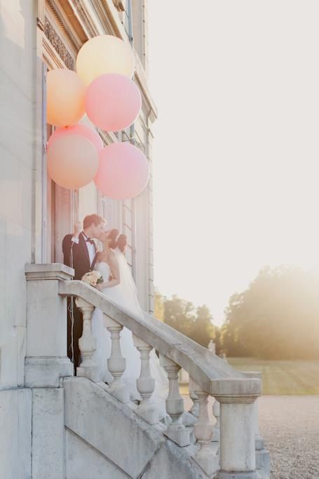 Charming Balloons: A Collection of Wedding Photos that Feel Like Happiness is Reaching the Skyにて紹介している画像