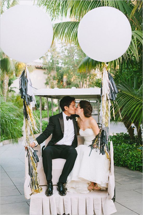 Charming Balloons: A Collection of Wedding Photos that Feel Like Happiness is Reaching the Skyにて紹介している画像