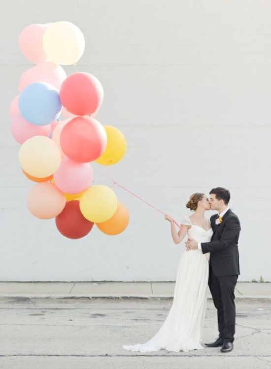 Charming Balloons: A Collection of Wedding Photos that Feel Like Happiness is Reaching the Skyにて紹介している画像