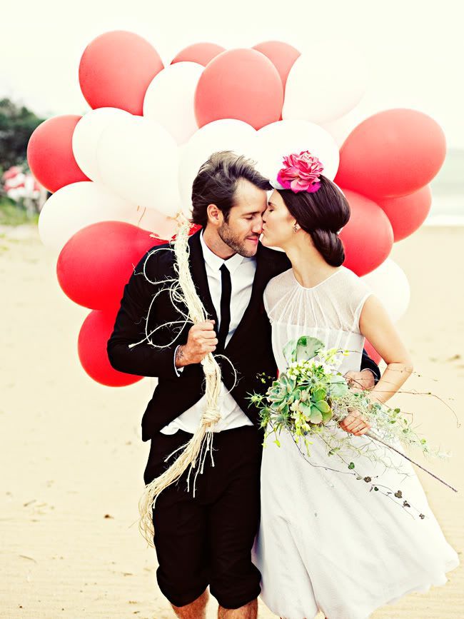 Charming Balloons: A Collection of Wedding Photos that Feel Like Happiness is Reaching the Skyにて紹介している画像
