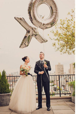 Charming Balloons: A Collection of Wedding Photos that Feel Like Happiness is Reaching the Skyにて紹介している画像
